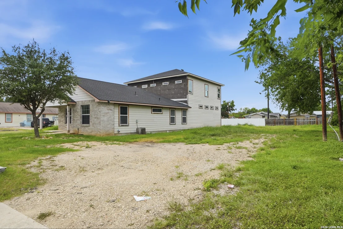 Photo of 939 W Harding Blvd