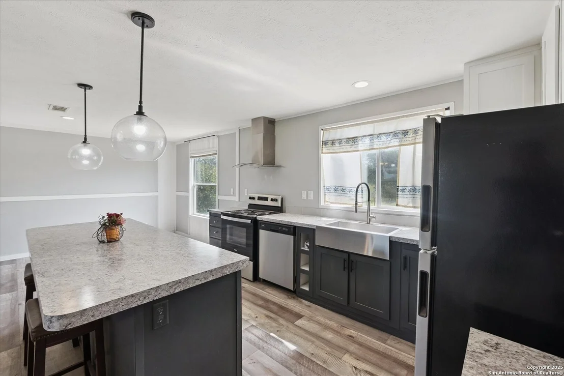 Photo of 385 Forest Oaks