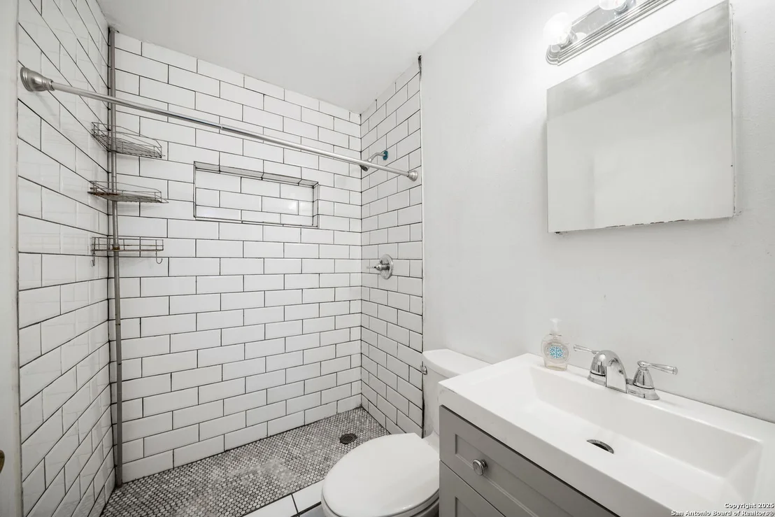 Photo of 915 Deely