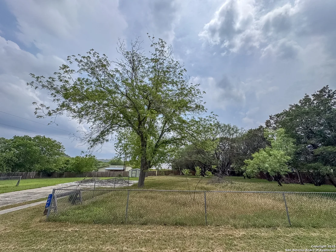 Photo of 1046 Peach Tree