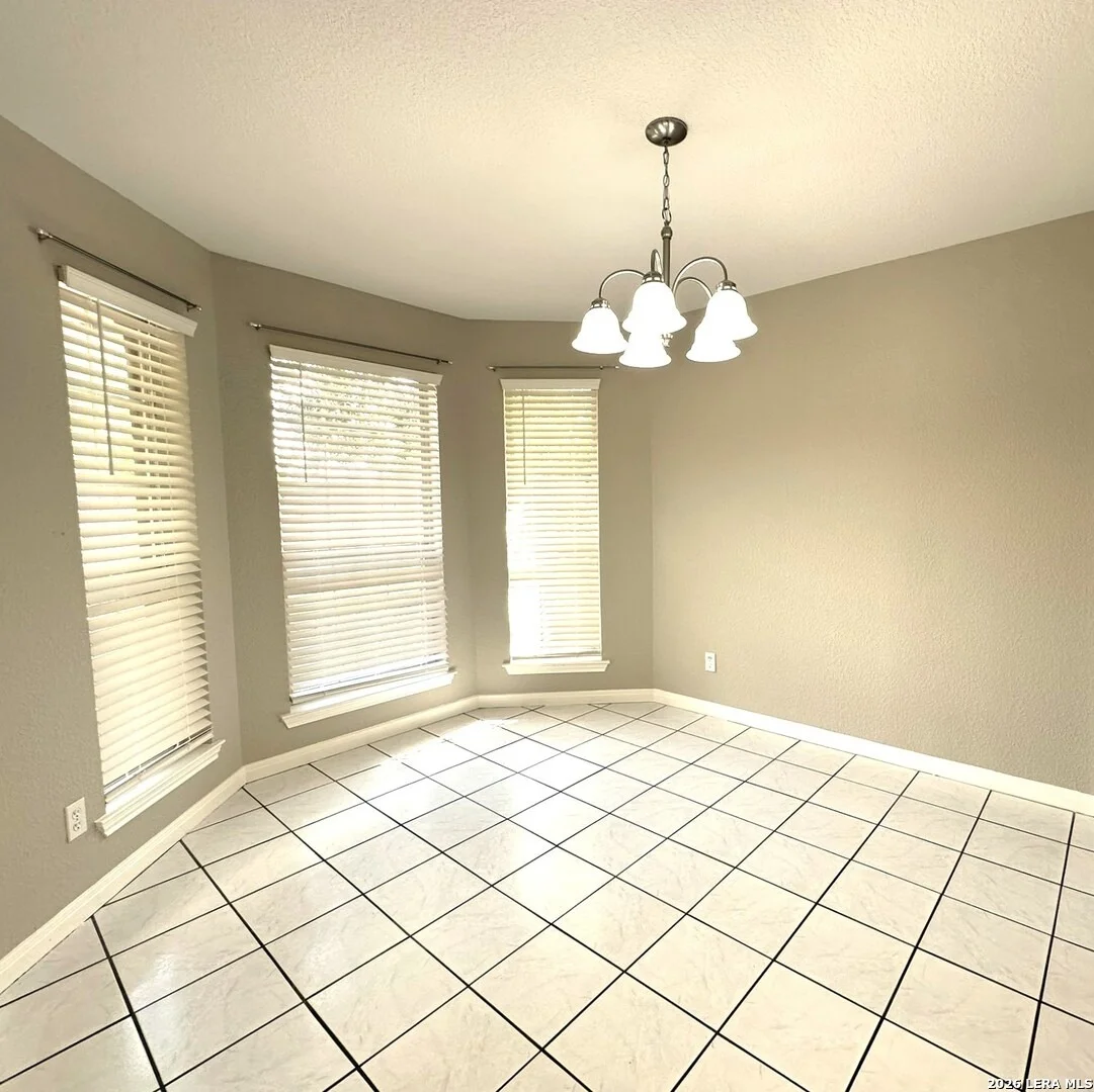 Photo of 909 QUEENS DR
