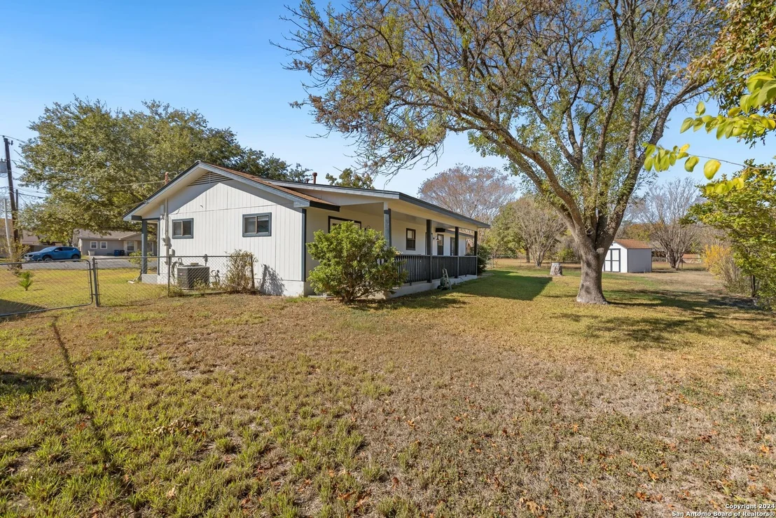 Photo of 8 ROSELAWN CIR