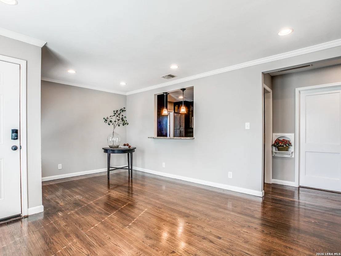 Photo of 411 Devonshire Dr