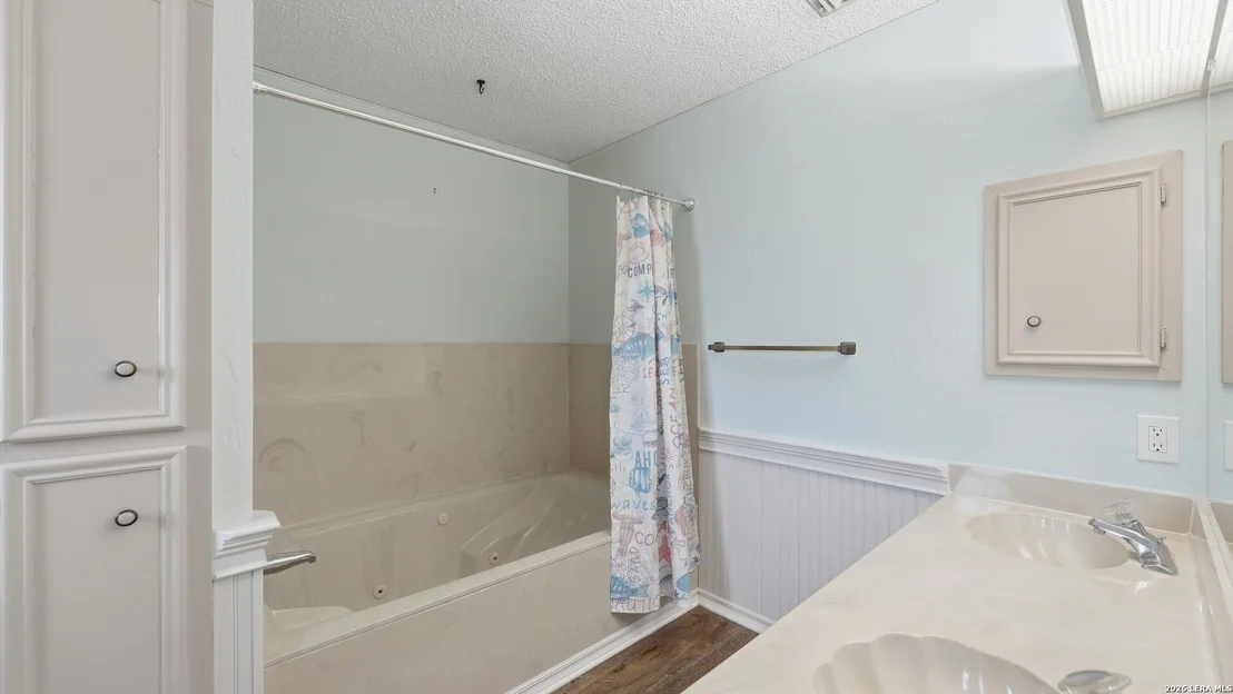 Photo of 132 W Outer Dr