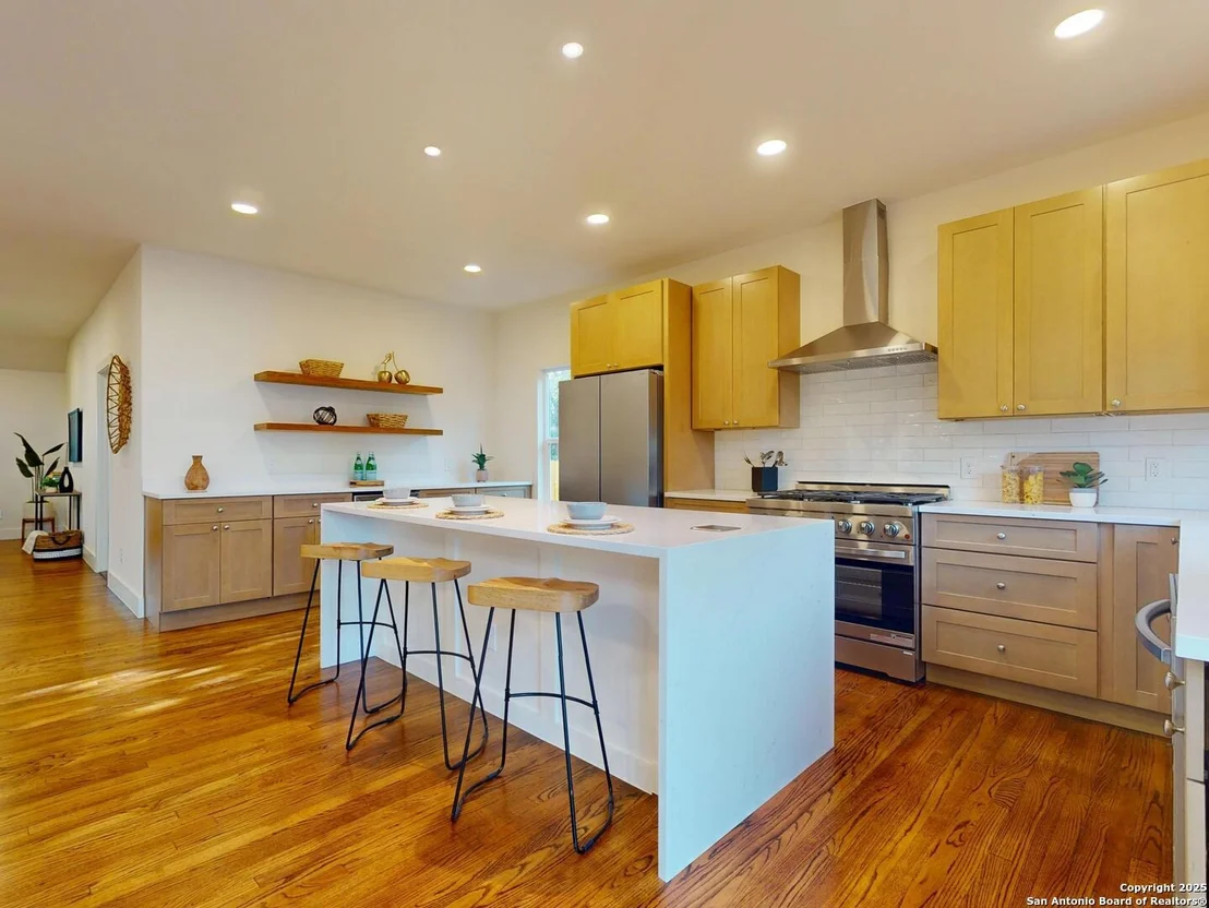 Photo of 141 CHEVY CHASE DR