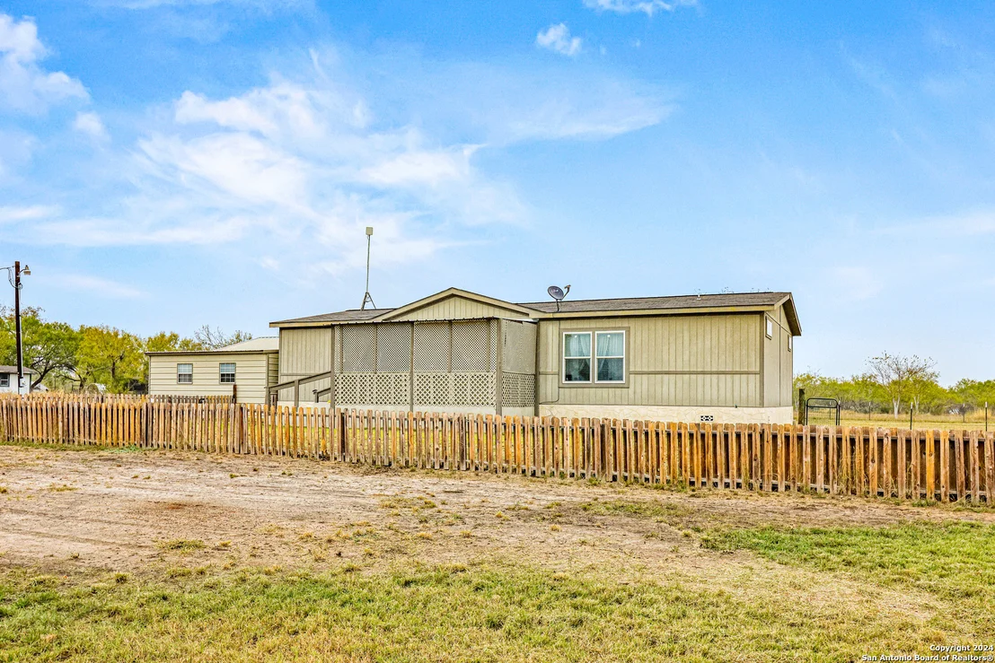 Photo of 609 Country Trail