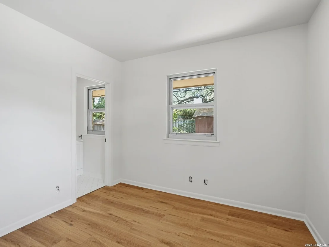 Photo of 122 LABURNUM DR
