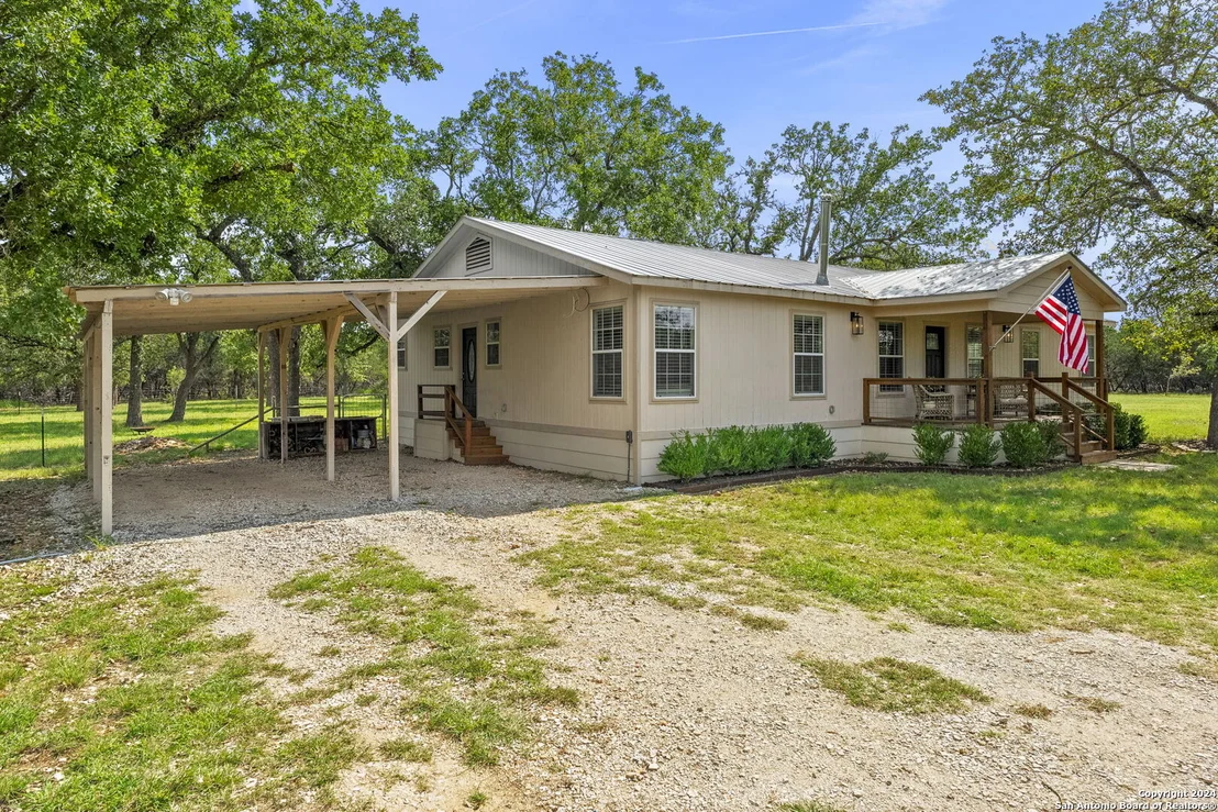 Photo of 592 Oakridge Trail