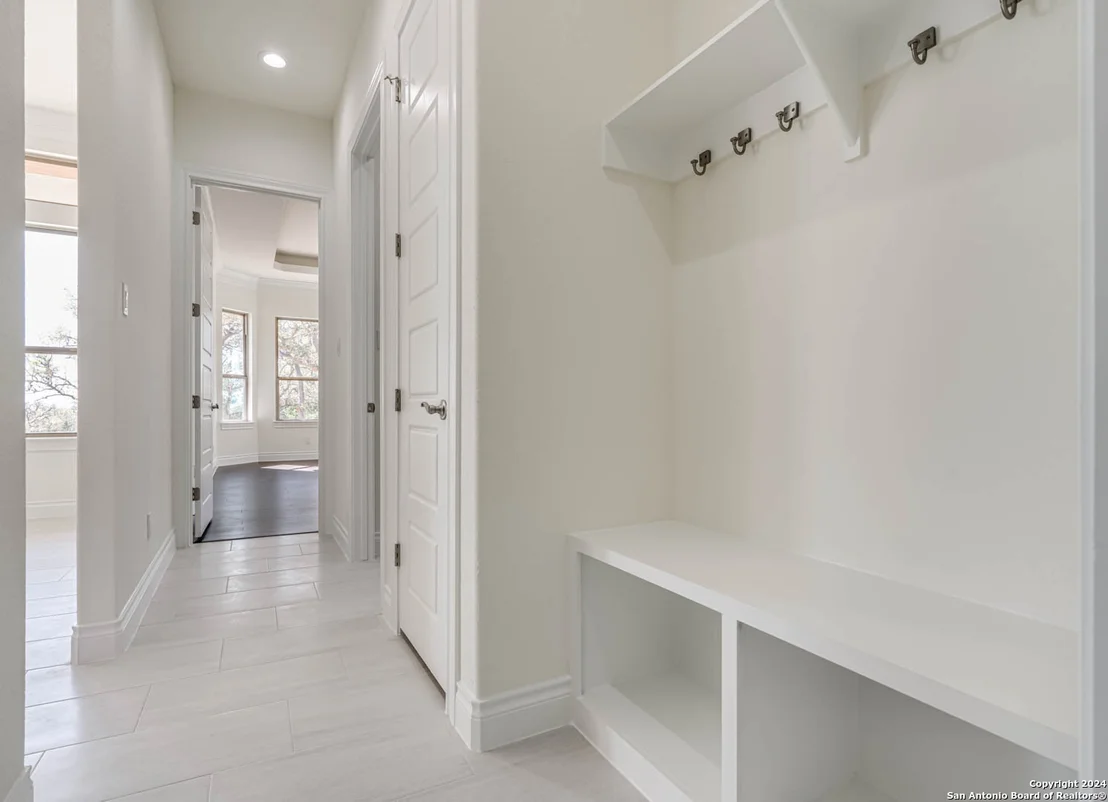 Photo of 921 ESCADA