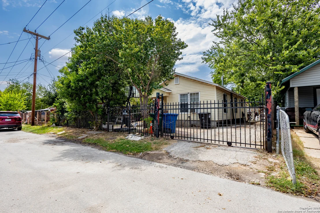 Photo of 2040 W Laurel
