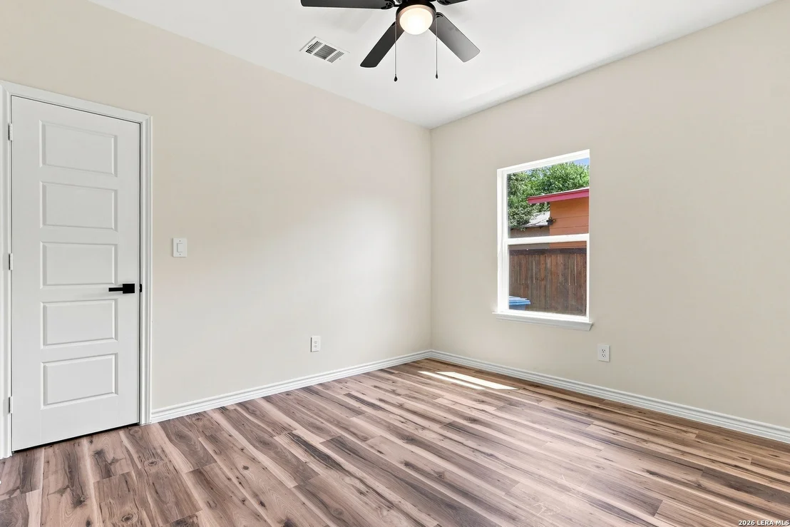 Photo of 1123 VICKERS AVE