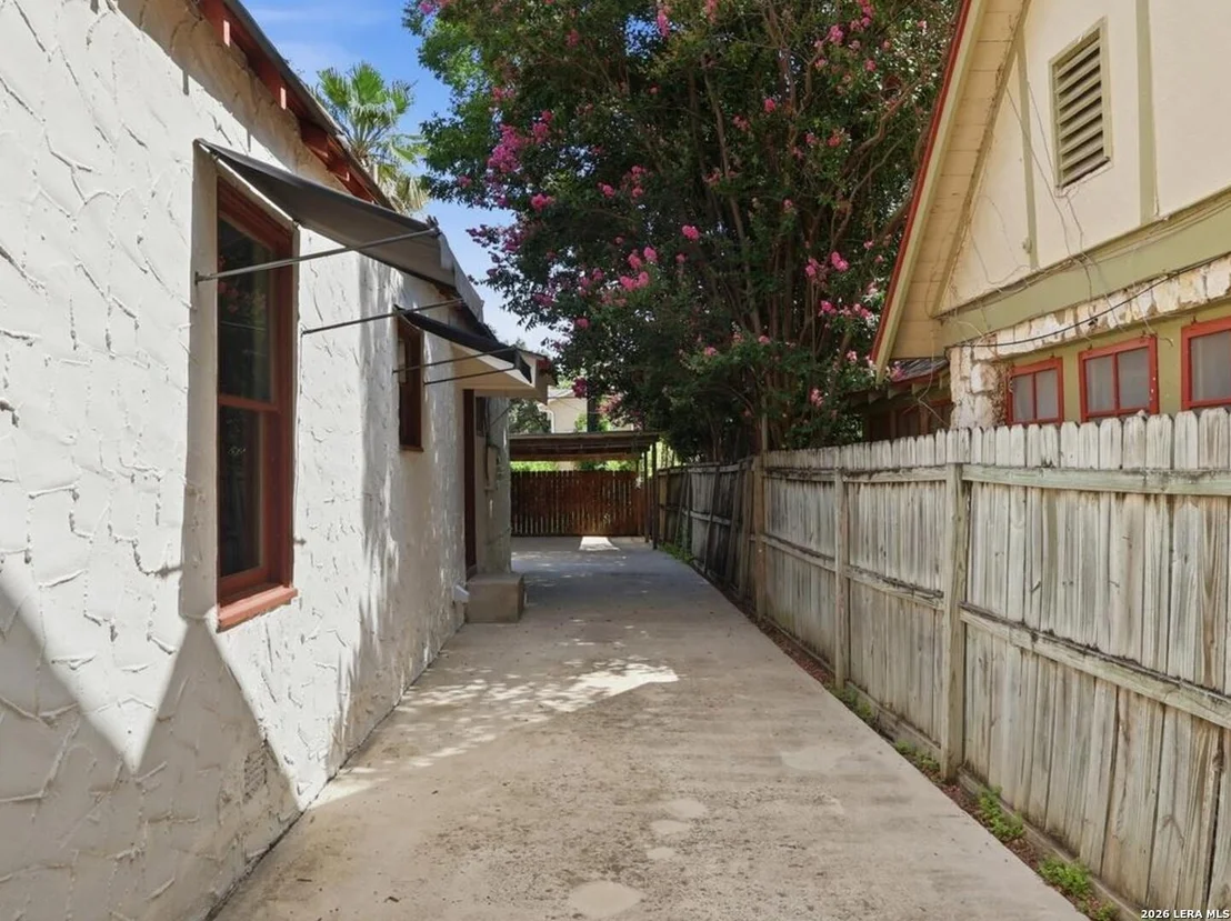 Photo of 218 NORTH DR