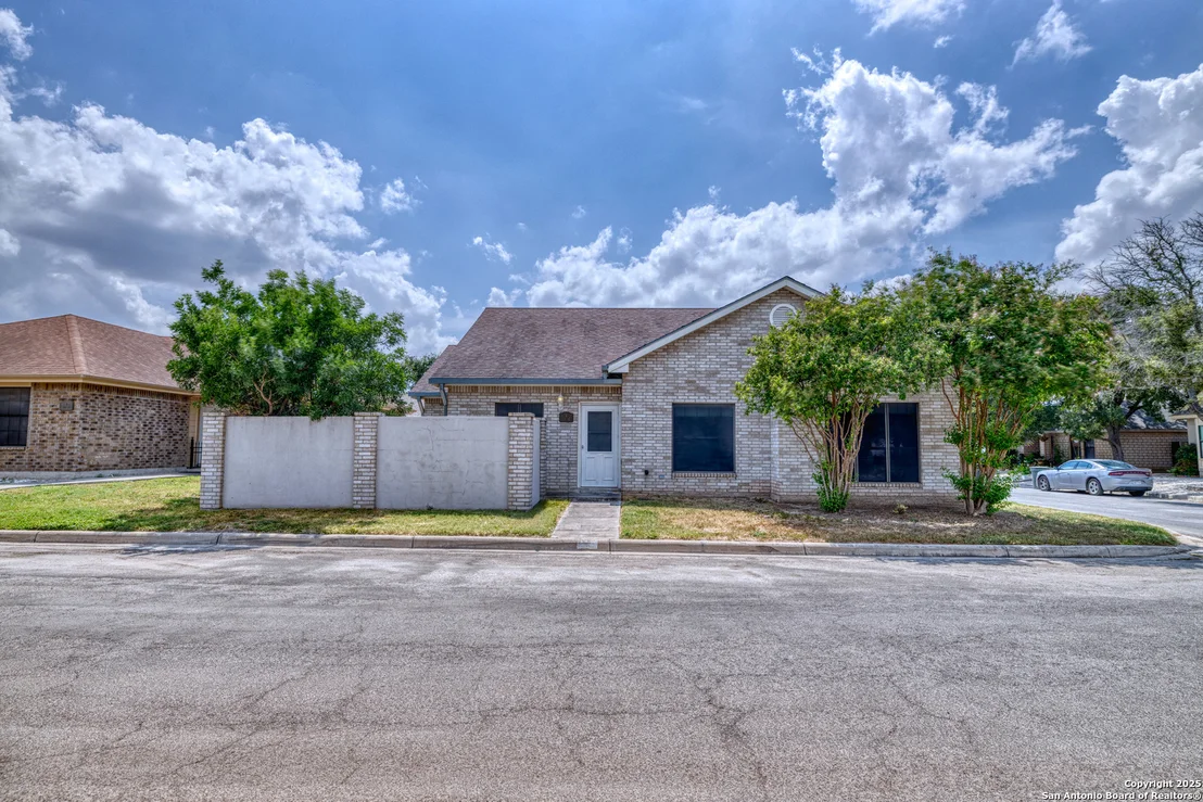 Photo of 6 Leona Heights