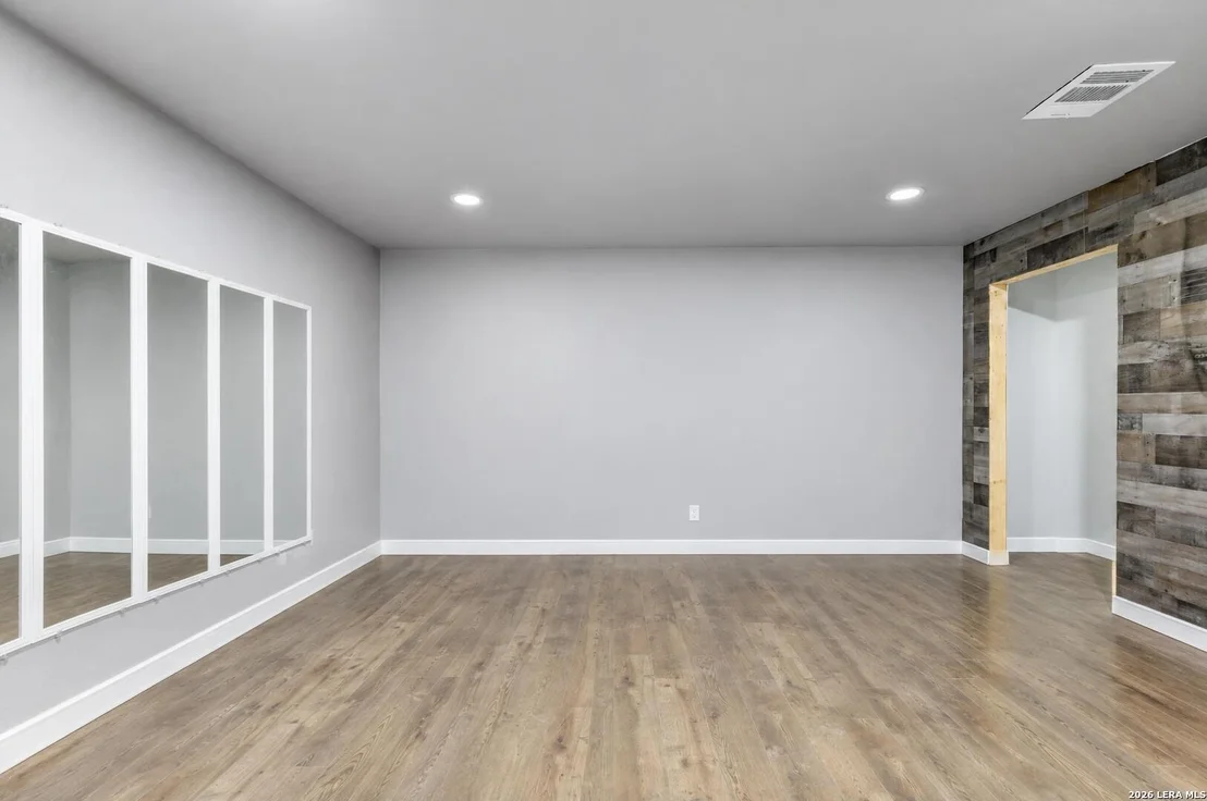 Photo of 1403 MEADOW GLN