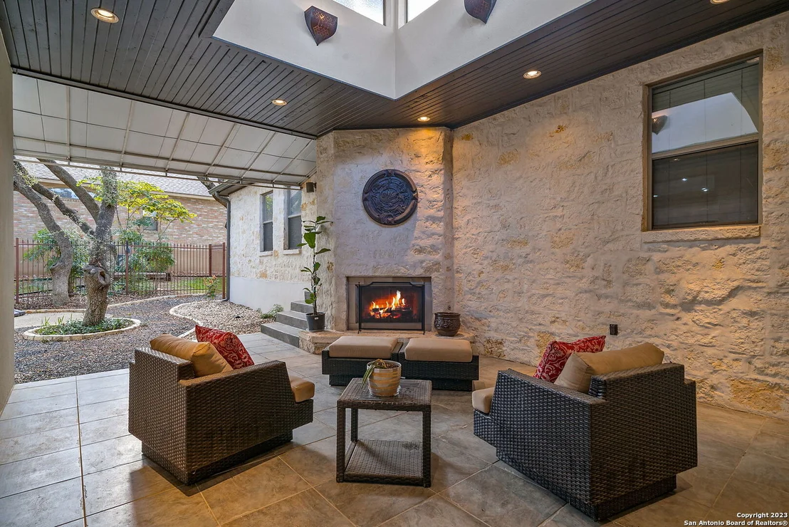 Photo of 8 Benchwood Cir