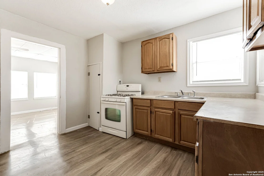 Photo of 835 Grosvenor