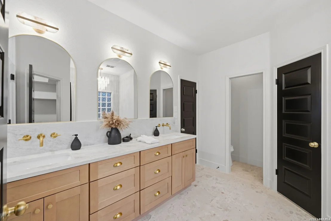 Photo of 150 LAKE VIEW DR