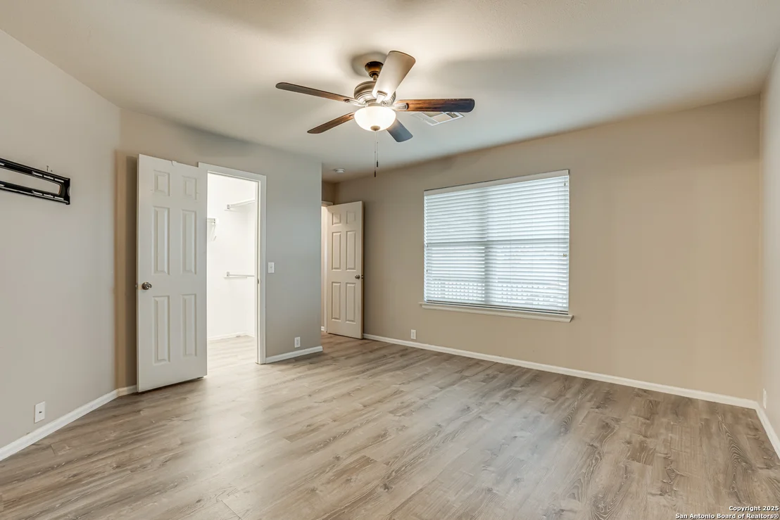 Photo of 15506 ROBIN FEATHER