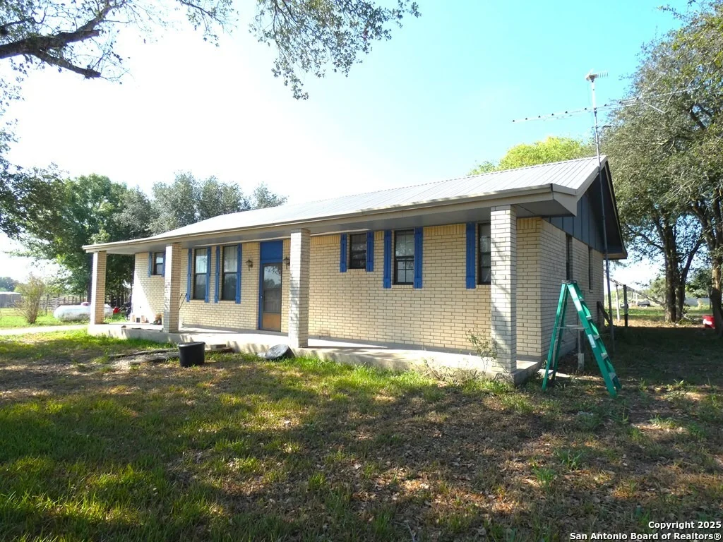 Photo of 227 Deaf Smith Rd