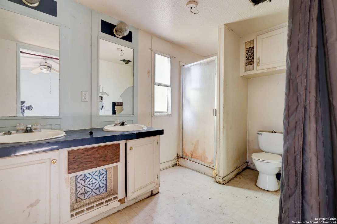 Photo of 1122 Valeria