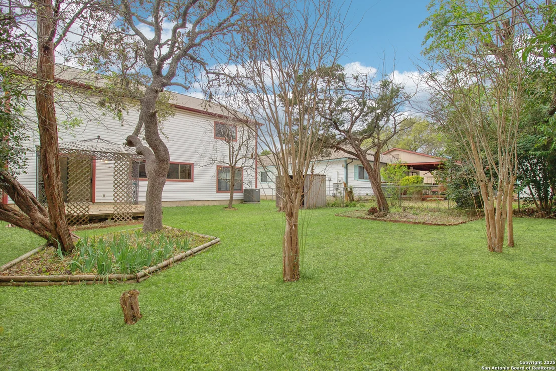 Photo of 7611 Wood Bluff