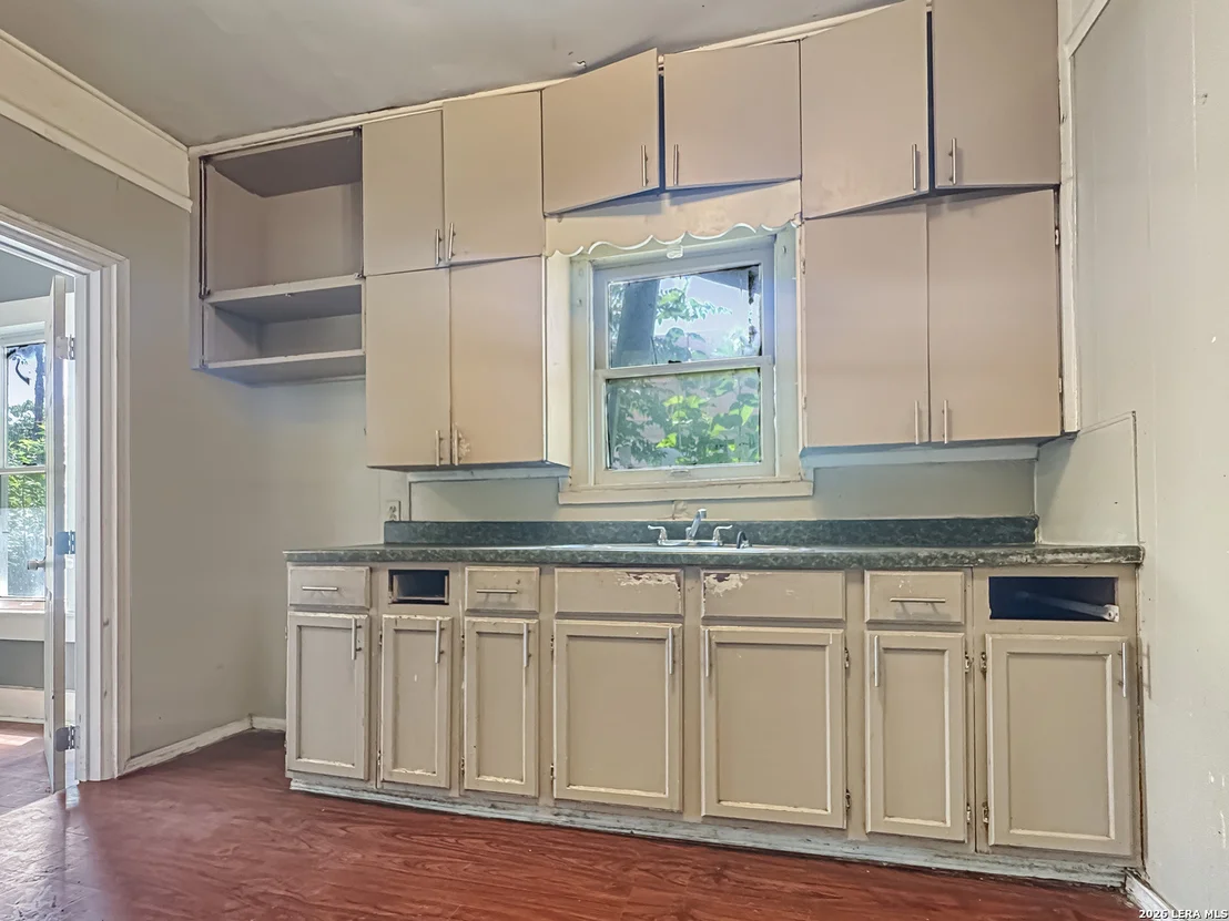 Photo of 423 Barrett Place