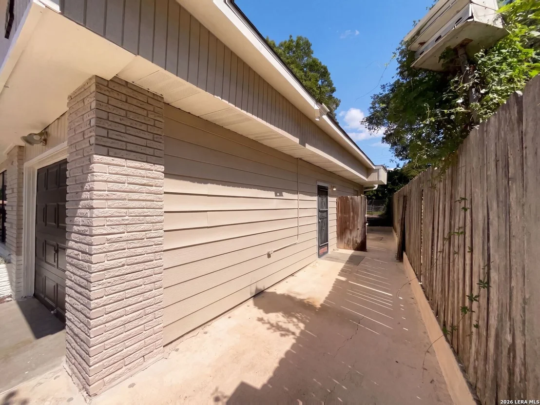 Photo of 222 COLEBROOK DR