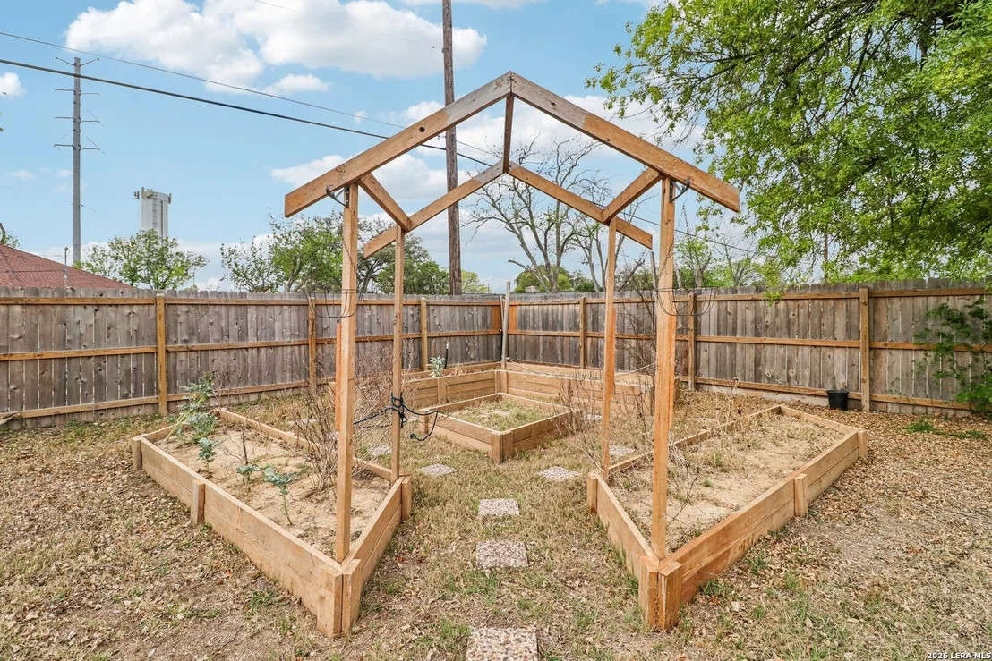 Photo of 302 WEATHERCOCK LN