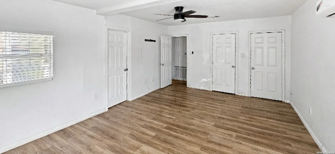 Photo of 645 W BROADVIEW DR