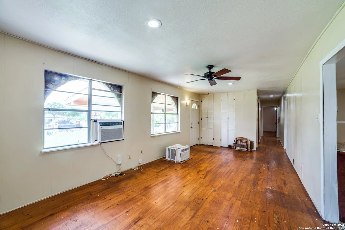 Photo of 606 W BAETZ BLVD