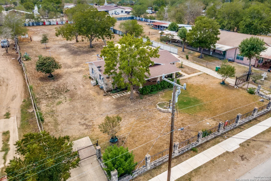 Photo of 606 W BAETZ BLVD