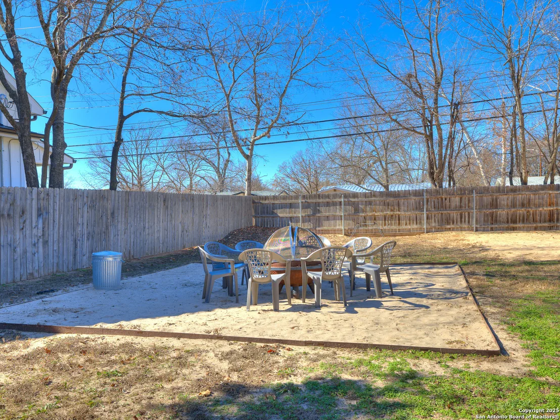 Photo of 337 W Hackberry St