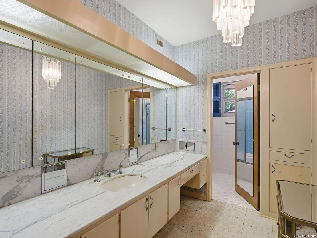 Photo of 122 LABURNUM DR