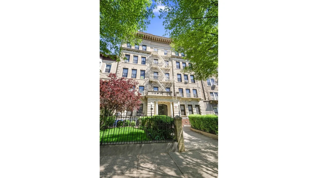 Photo of Unit D at 465 EASTERN Parkway