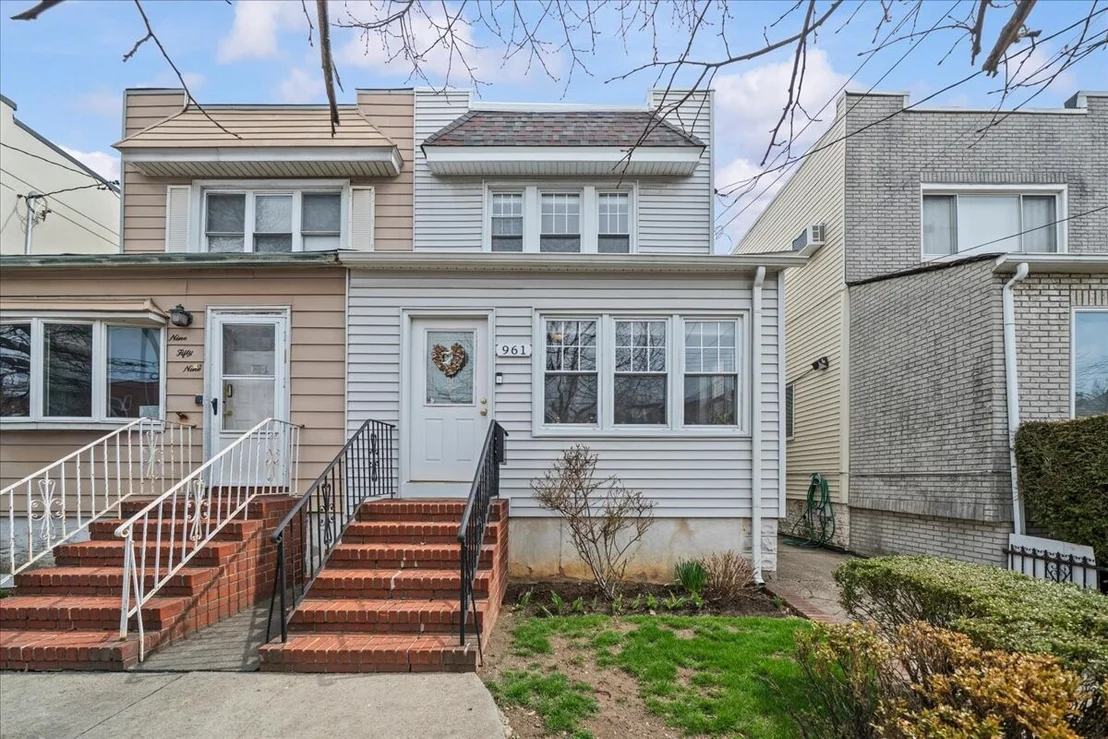 Photo of 961 DAHILL Road