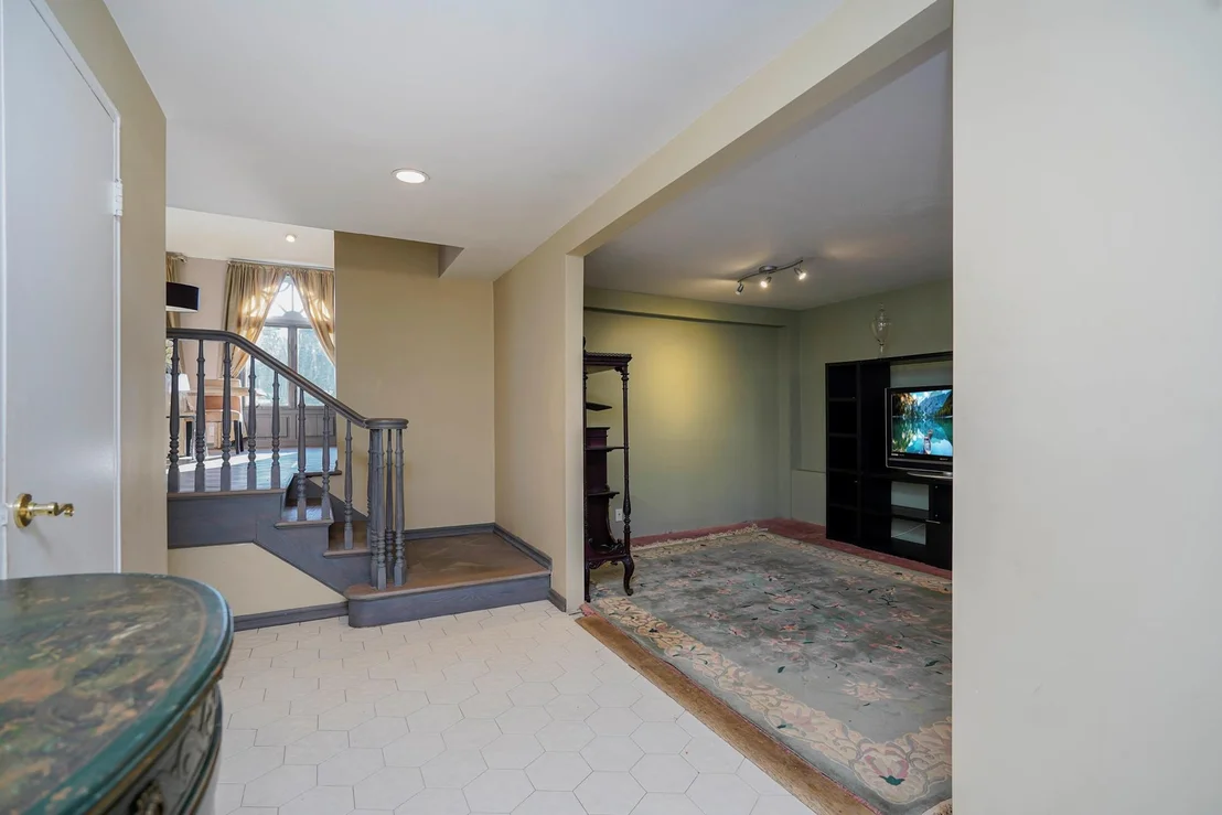 Photo of 333 MAYFAIR Drive N