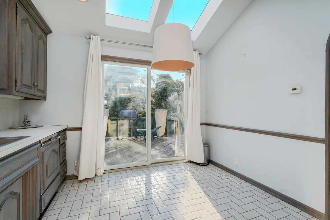 Photo of 333 MAYFAIR Drive N