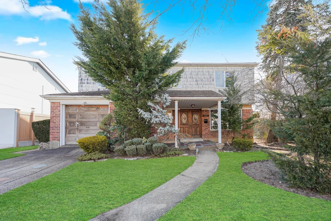 Photo of 333 MAYFAIR Drive N