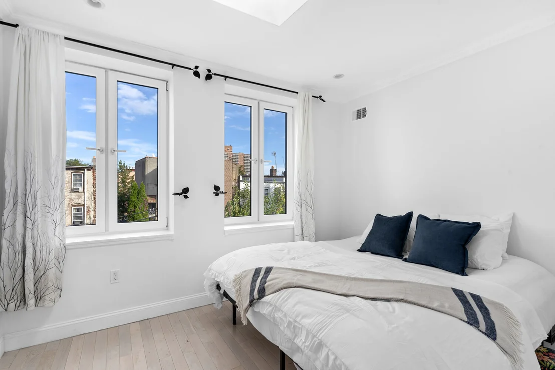 Photo of 15 DEWEY Place