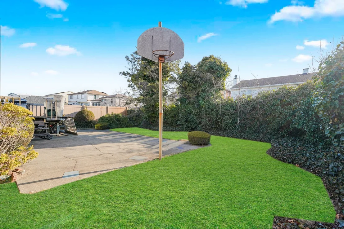 Photo of 333 MAYFAIR Drive N