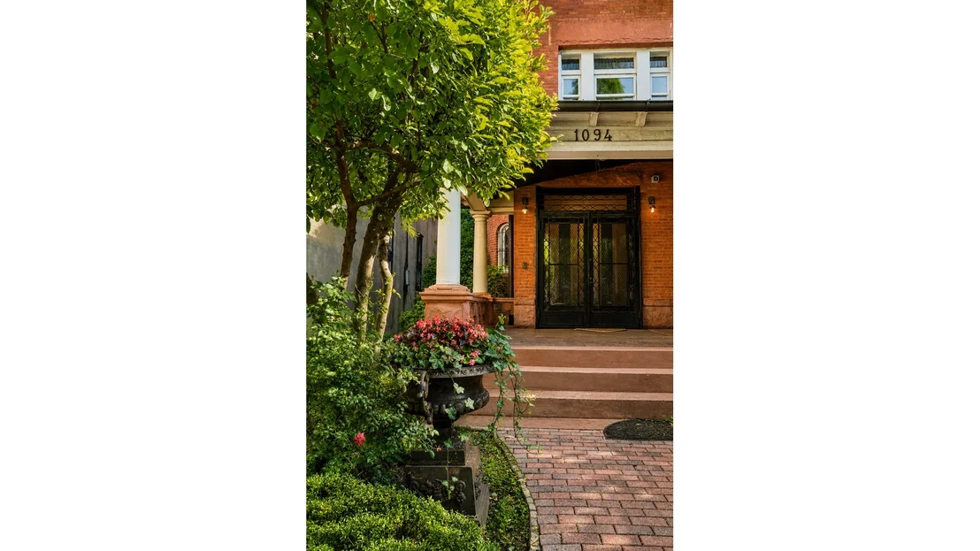 Photo of 1094 PARK Place