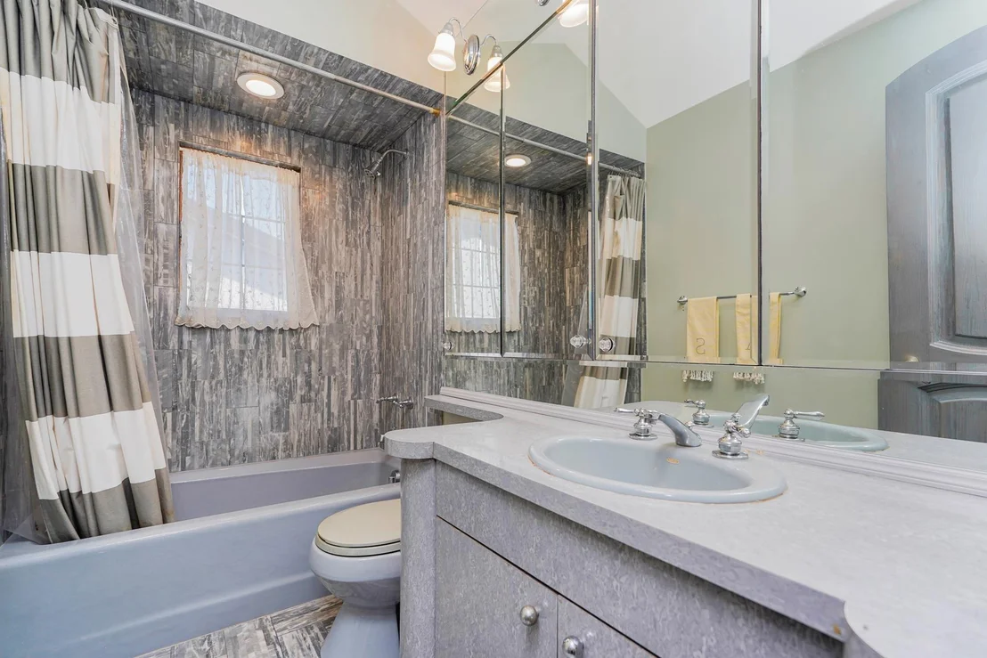 Photo of 333 MAYFAIR Drive N