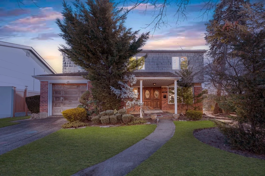 Photo of 333 MAYFAIR Drive N