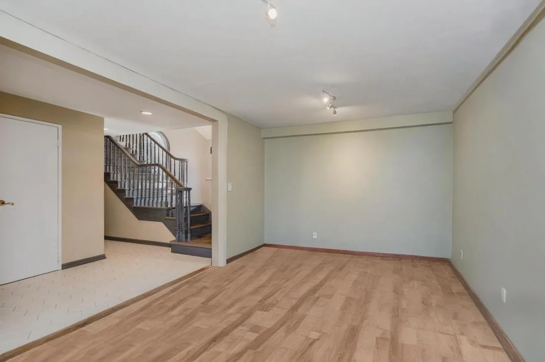 Photo of 333 MAYFAIR Drive N