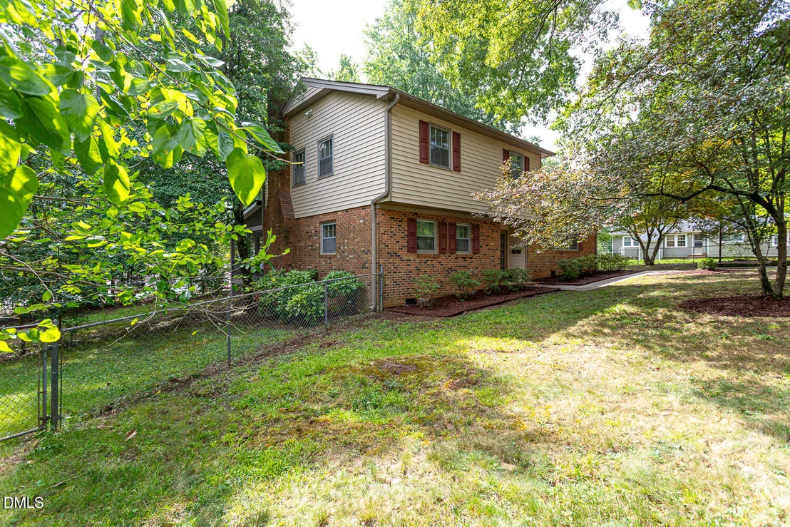 Photo of 921 Devon Avenue