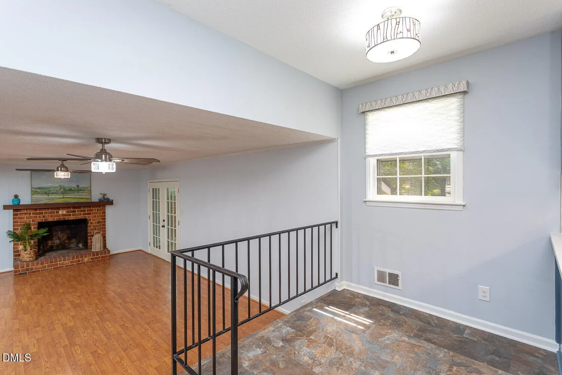 Photo of 921 Devon Avenue