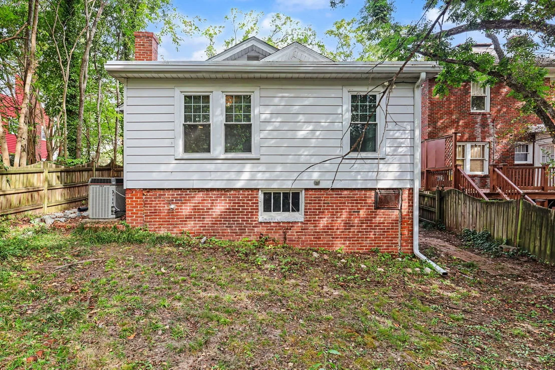Photo of 903 W Markham Avenue