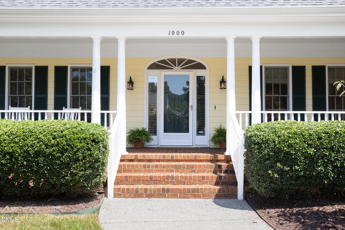 Photo of 1000 E Oak Drive