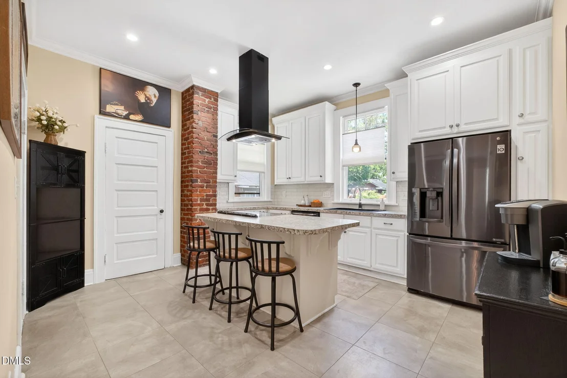 Photo of 907 Broad Street W