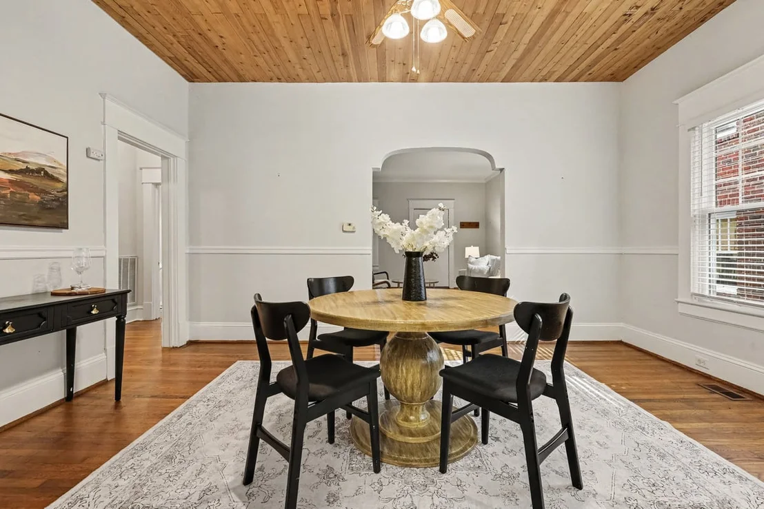 Photo of 903 W Markham Avenue